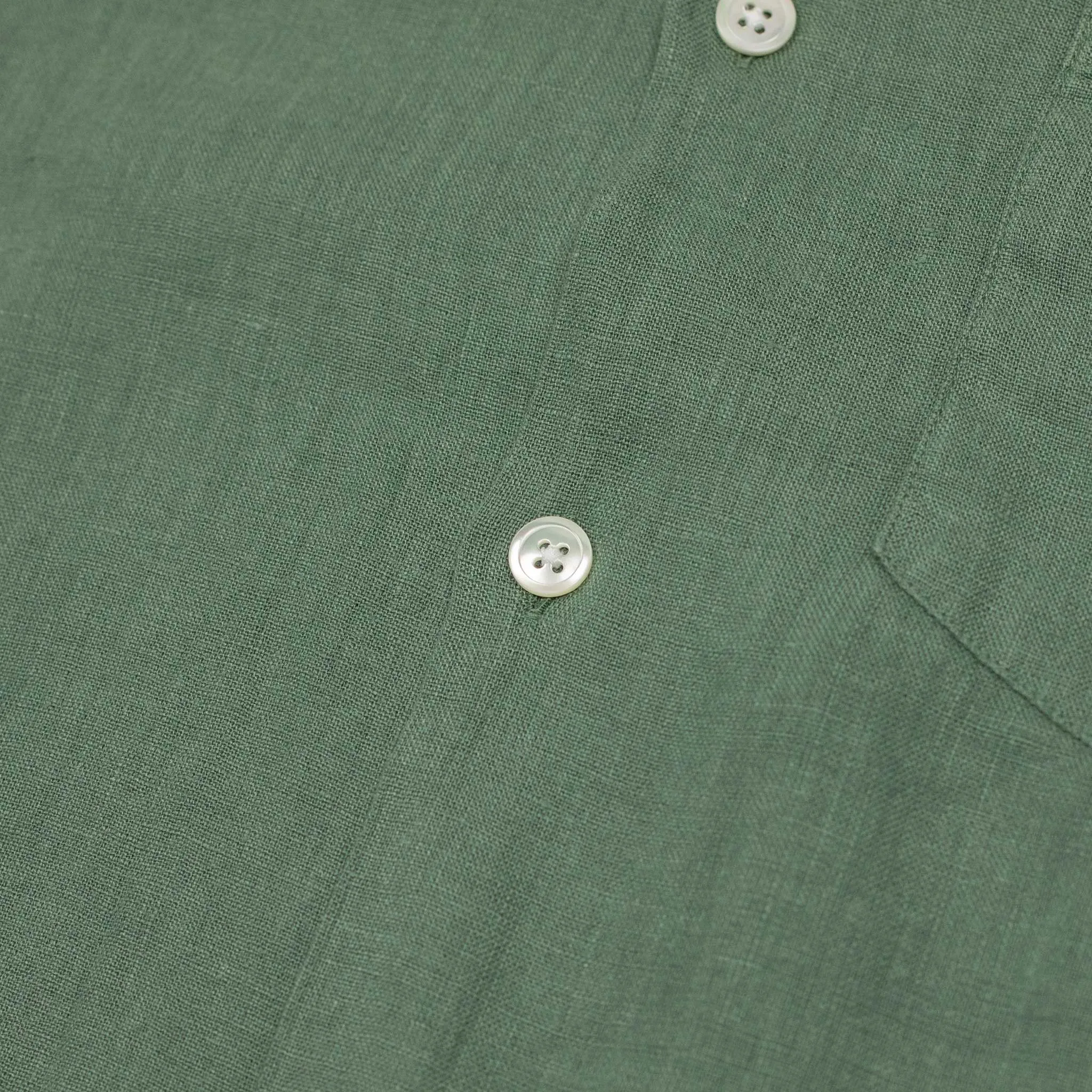 Camp collar shirt in green garment washed linen