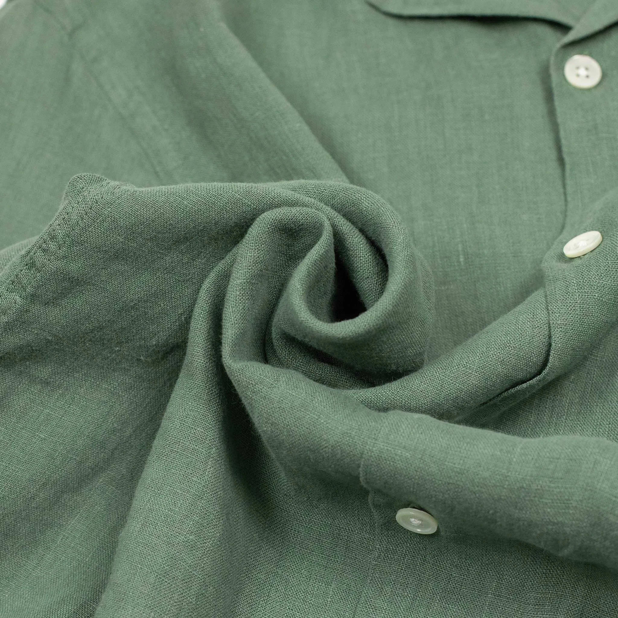 Camp collar shirt in green garment washed linen